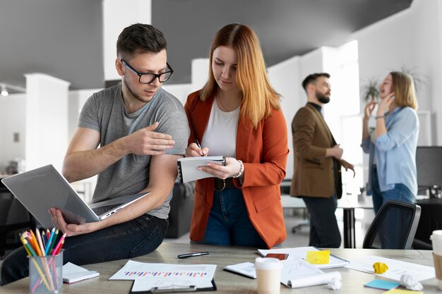 Jóvenes que tienen una reunión de trabajo en la oficina.