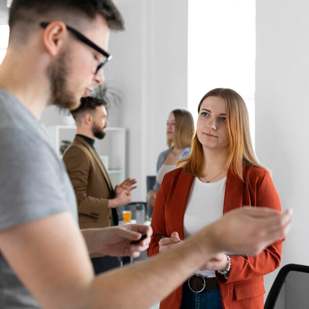 Jóvenes que tienen una reunión de trabajo en la oficina.