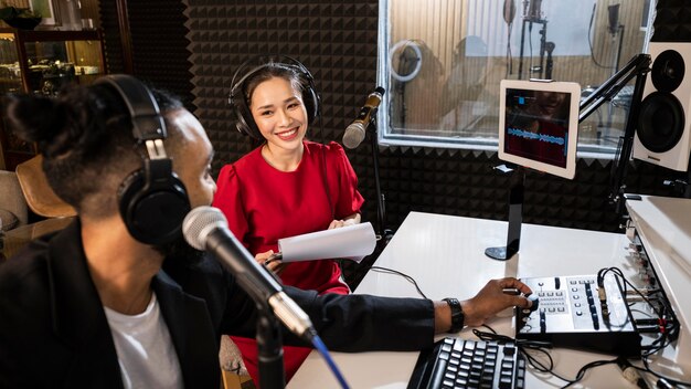 Jóvenes que trabajan con equipos de radio profesionales.