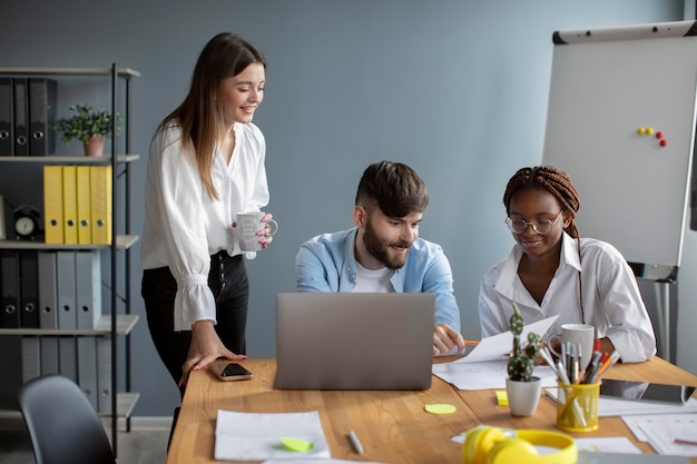 Foto gratuita jóvenes que trabajan juntos en una empresa de nueva creación.