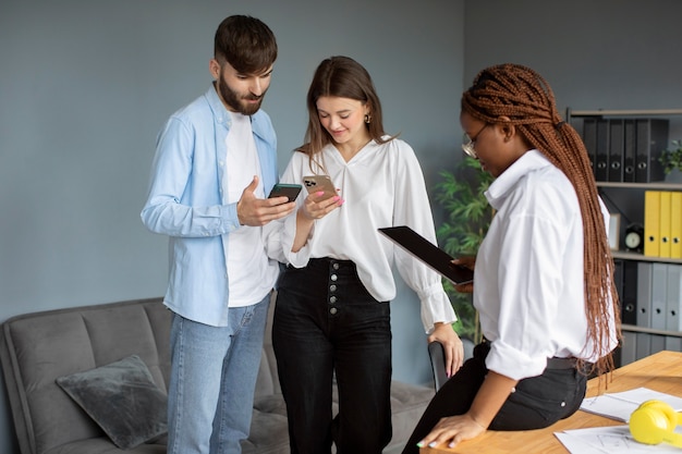 Jóvenes que trabajan juntos en una empresa de nueva creación.