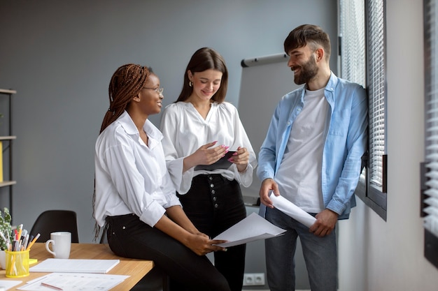 Jóvenes que trabajan juntos en una empresa de nueva creación.