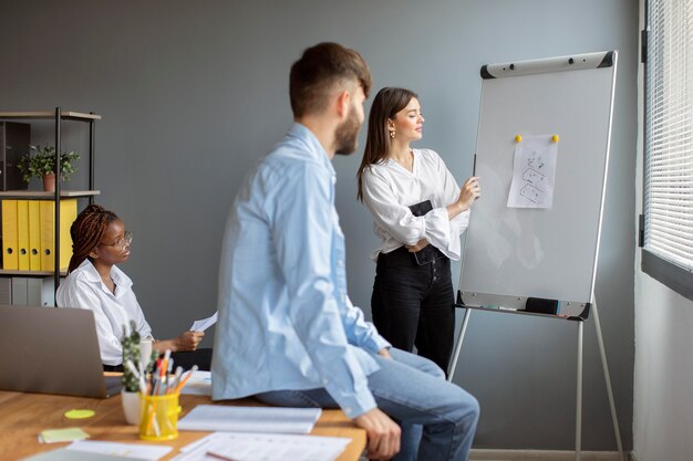 Jóvenes que trabajan juntos en una empresa de nueva creación.