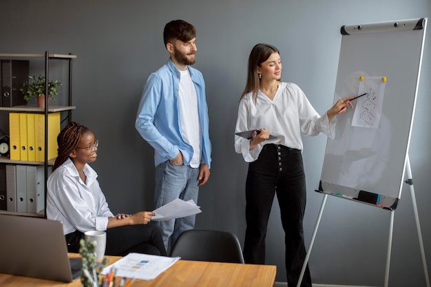 Jóvenes que trabajan juntos en una empresa de nueva creación.