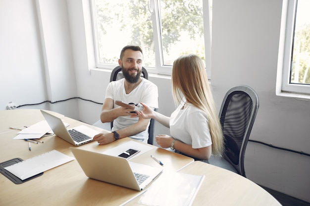 Foto gratuita jóvenes que trabajan juntos y usan la computadora portátil