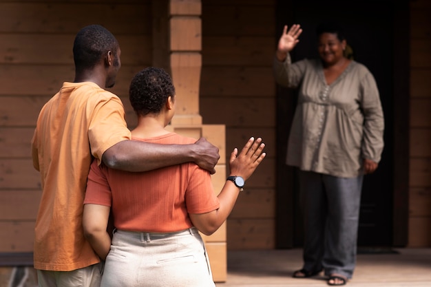 Jóvenes que visitan a familiares