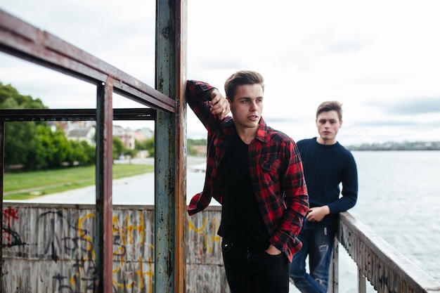 Foto gratuita jóvenes relajados posando con el lago de fondo