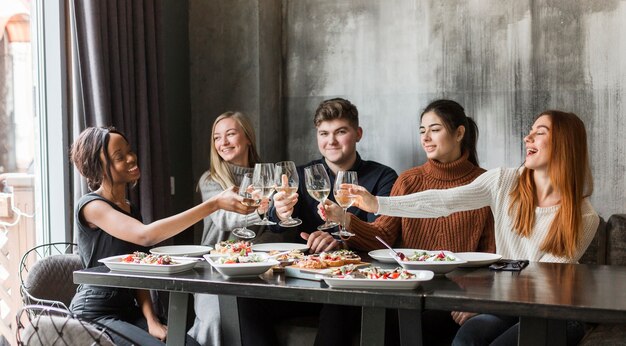 Jóvenes reunidos para cenar