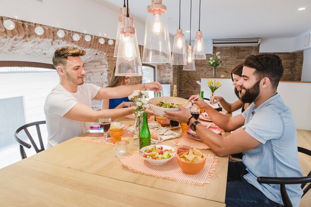 Jóvenes reunidos en la mesa