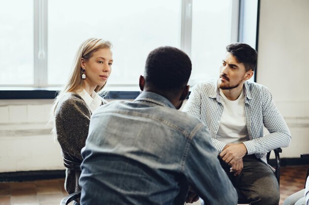 Los jóvenes sentados en círculo y tener una discusión