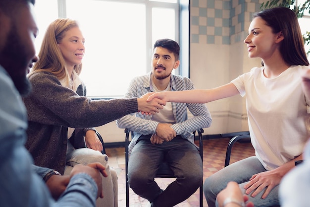 Foto gratuita los jóvenes sentados en círculo y tener una discusión