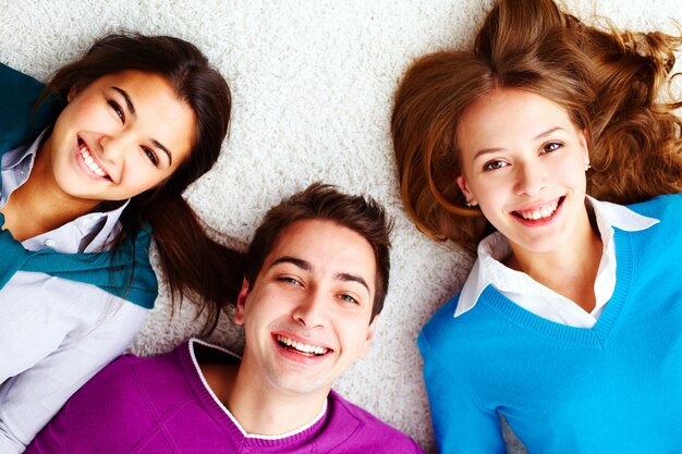 Jóvenes sonriendo a la cámara