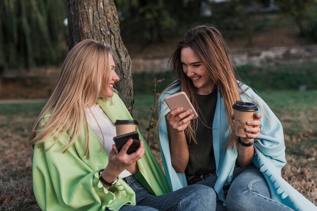 Jóvenes sonrientes chicas mirándose