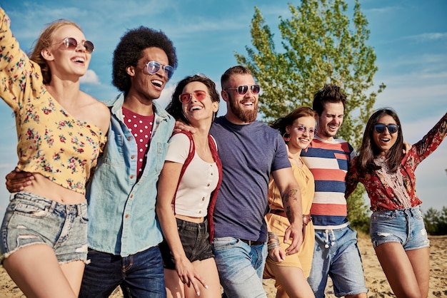 Foto gratuita jóvenes sonrientes en una fila al aire libre