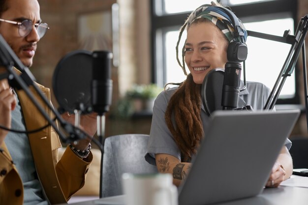 Jóvenes sonrientes grabando podcast