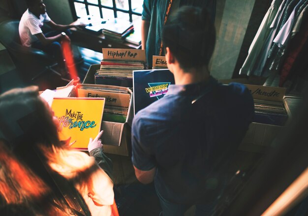 Jóvenes en una tienda de discos.