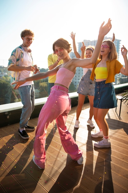 Foto gratuita jóvenes de tiro completo bailando al aire libre