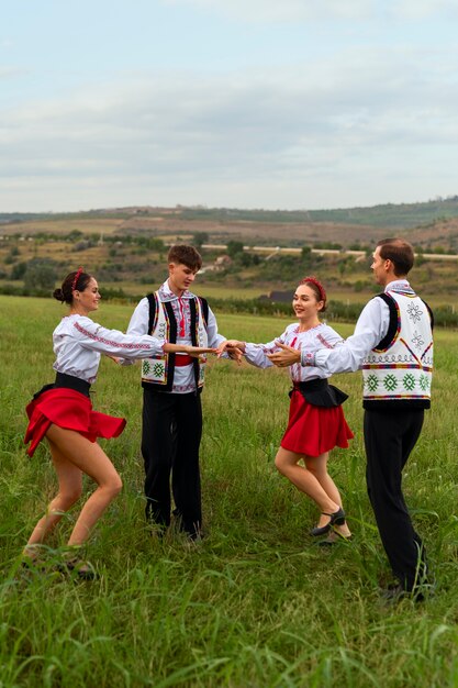 Jóvenes de tiro completo bailando juntos