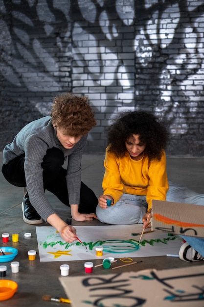 Jóvenes de tiro completo haciendo pancartas.