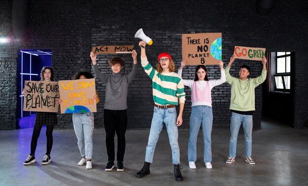 Jóvenes de tiro completo protestando juntos