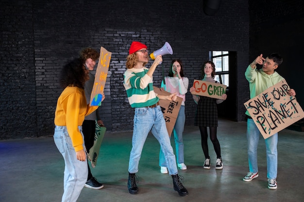 Jóvenes de tiro completo protestando juntos