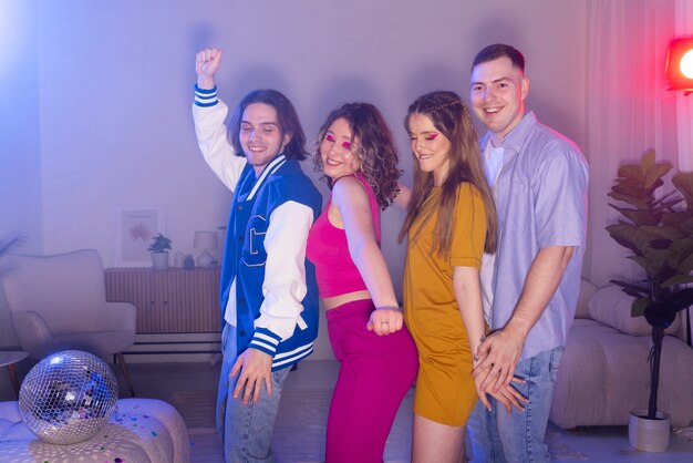 Jóvenes de tiro medio bailando en la fiesta.