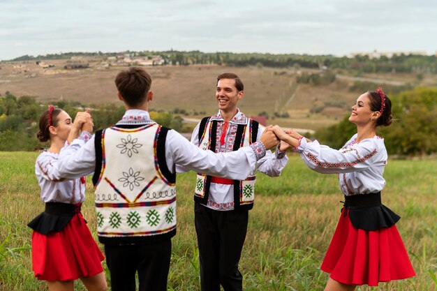 Foto gratuita jóvenes de tiro medio bailando juntos