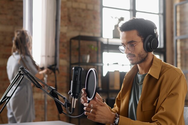 Jóvenes de tiro medio que se preparan para el podcast.