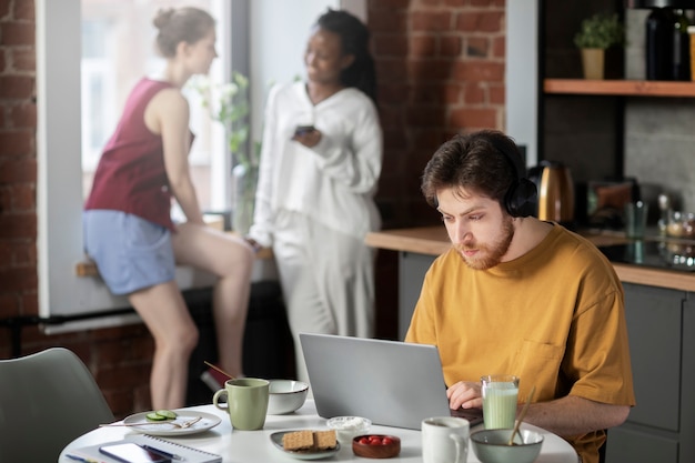 Jóvenes de tiro medio que viven juntos