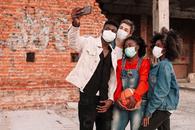 Jóvenes tomando una selfie juntos al aire libre