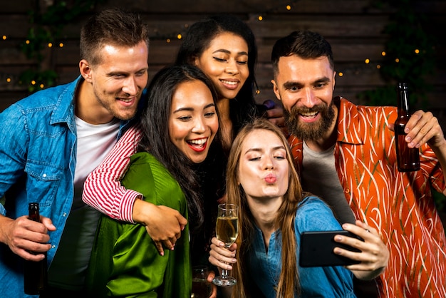 Jóvenes tomando una selfie juntos