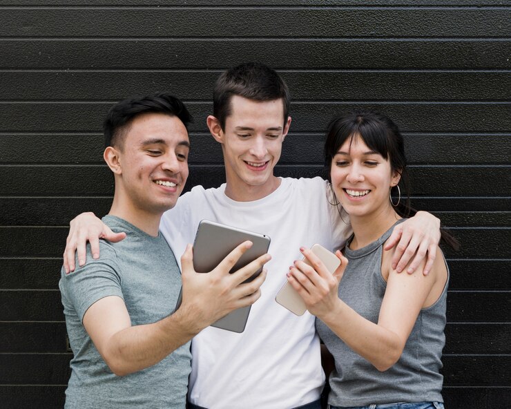 Foto gratuito jóvenes tomando una selfie juntos