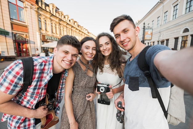 Jóvenes tomando selfie