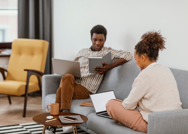 Foto gratuita jóvenes trabajando desde casa