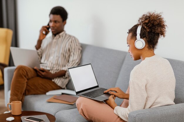 Jóvenes trabajando desde casa