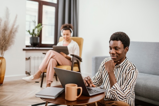 Foto gratuita jóvenes trabajando desde un lugar moderno