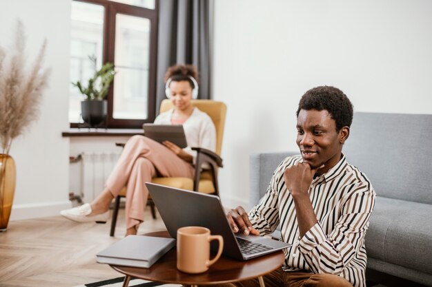 Jóvenes trabajando desde un lugar moderno