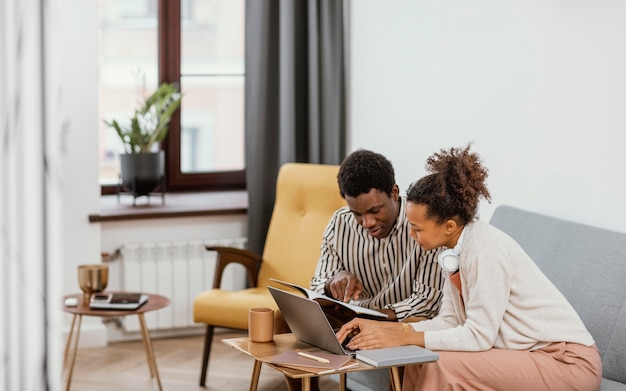 Jóvenes trabajando desde un lugar moderno