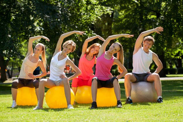 Jóvenes trabajando en un parque