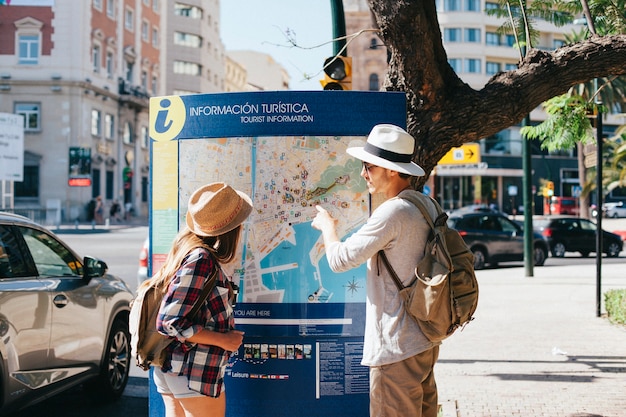 Foto gratuita jóvenes turistas en la gran ciudad