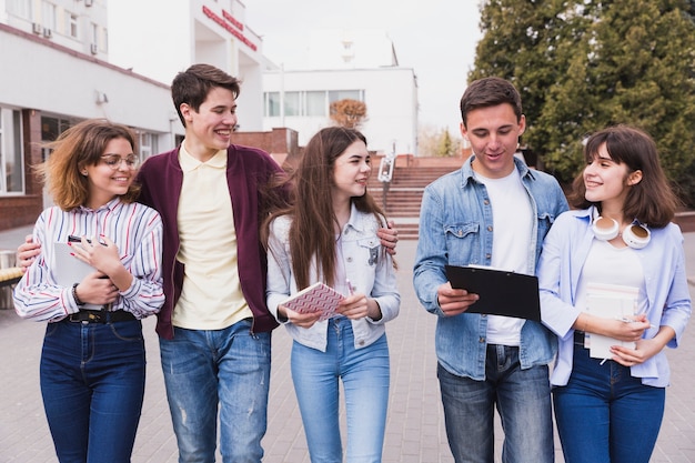 Jóvenes universitarios caminando juntos