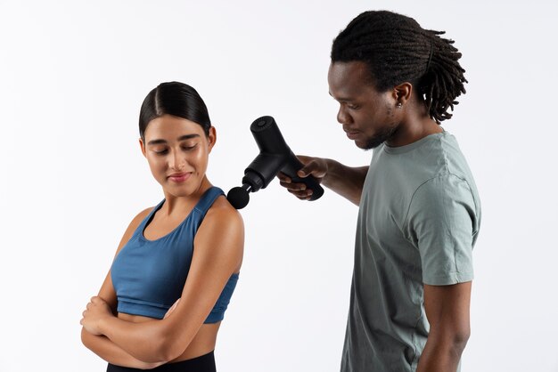 Jóvenes usando pistola de mensajes