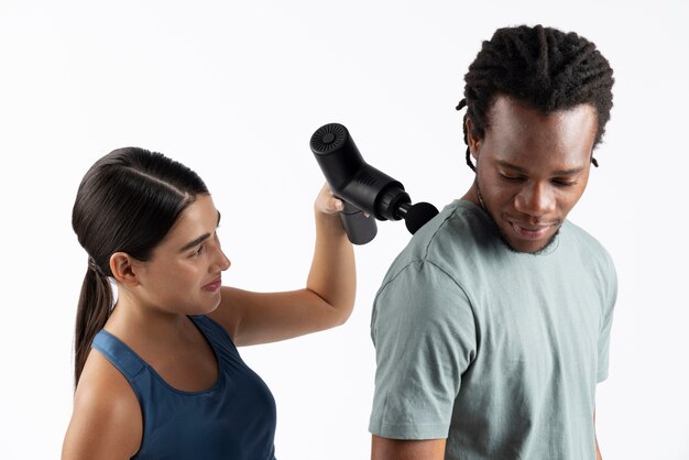 Jóvenes usando pistola de mensajes