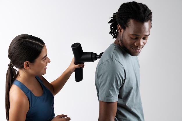 Foto gratuita jóvenes usando pistola de mensajes