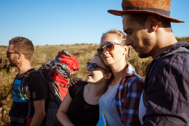 Jóvenes viajeros con mochilas sonriendo