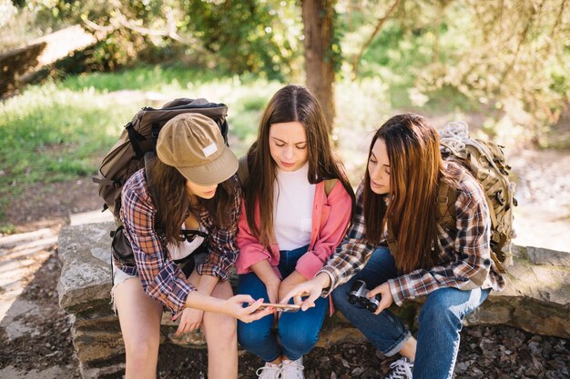 Jóvenes viajeros con teléfono inteligente