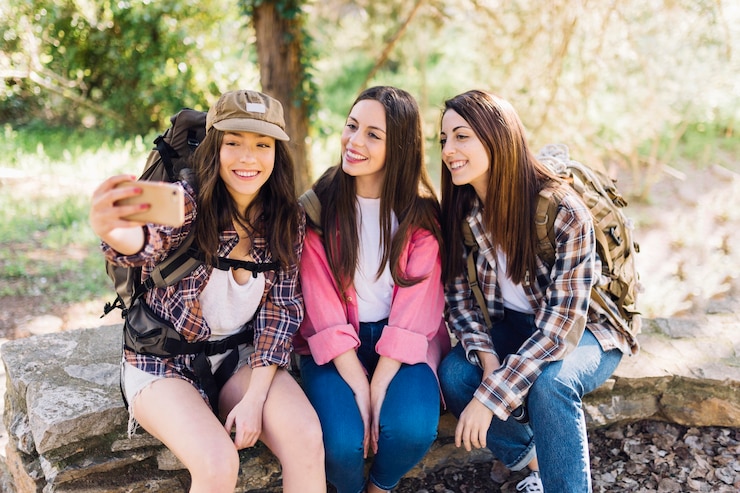 Foto gratuito jóvenes viajeros tomando selfie