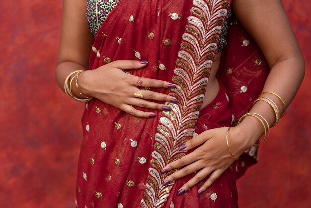 Joya detalles en manos de mujer vistiendo un vestido sari