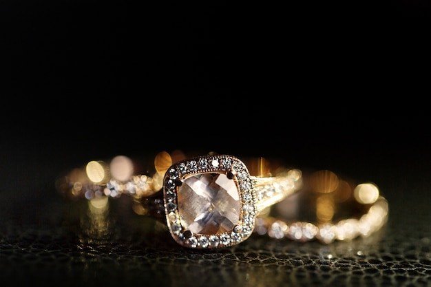Joyas brillan en los anillos de bodas de oro que yacen en el cuero