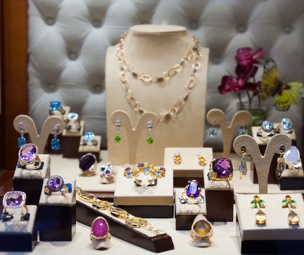 joyas con gemas en escaparate